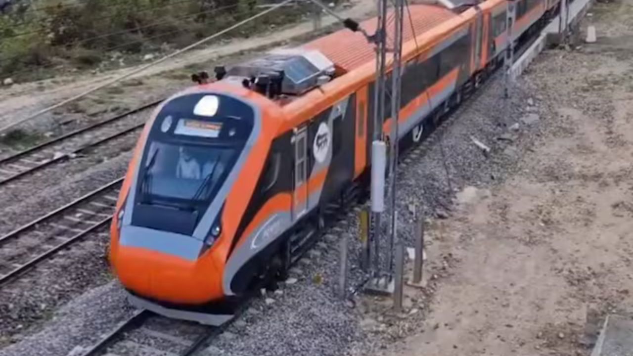 जुलाई में फुल हो चुकी Vande Bharat Express Train, टिकट की होड़ में पीछे रह गए यात्री
