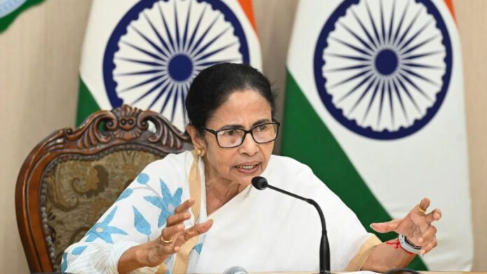 Mamata Banerjee का केंद्र पर तीखा हमला! प्रवासी बंगालियों पर हो रहे अत्याचारों पर चुप क्यों हैं आयोग?