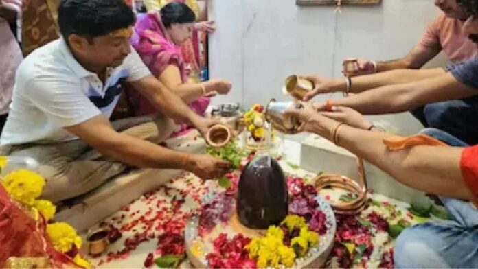 Sawan Shivratri 2025: देशभर में भोलेनाथ की भक्ति में डूबे श्रद्धालु! शिवरात्रि पर शिवभक्तों की अनोखी श्रद्धा