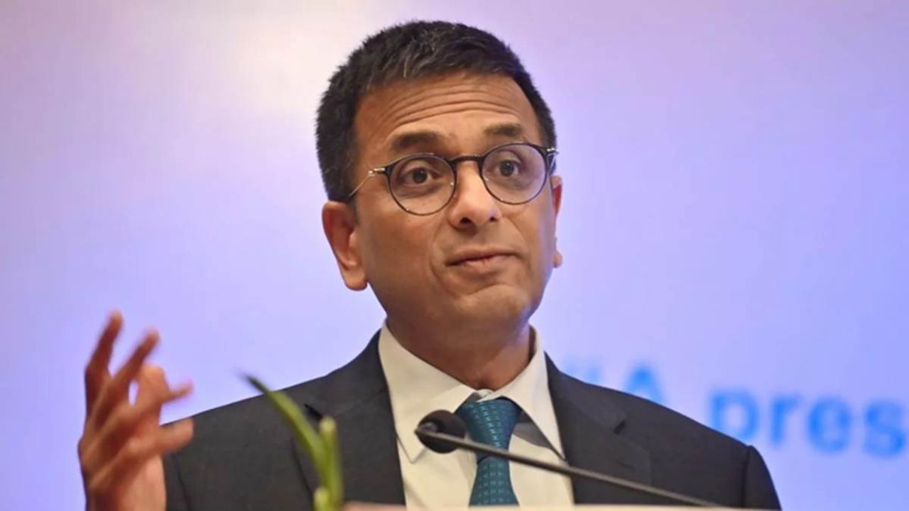 DY Chandrachud पर उठा सवाल! रिटायरमेंट के 8 महीने बाद भी खाली नहीं किया सरकारी बंगला