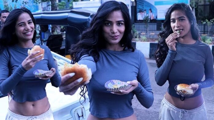 सड़क पर वड़ा पाव खाते दिखीं Poona Pandey, अचानक हुई ऐसी घटना कि सब रह गए हैरान