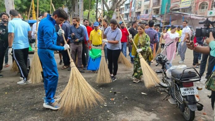 Swachh Bharat Survey: आठवीं बार फिर इंदौर ने लहराया स्वच्छता का परचम, जानिए कौन रहा पीछे