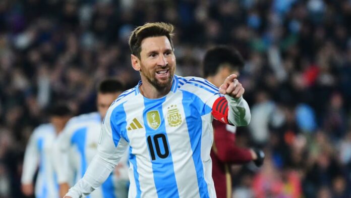 Lionel Messi India GOAT Tour 2025: लियोनेल मेसी ने भारत में किया सत्तर फीट प्रतिमा का अनावरण साल्टलेक में बेकाबू हुए फैंस कुर्सियां उखाड़ीं बोतलें फेंकीं