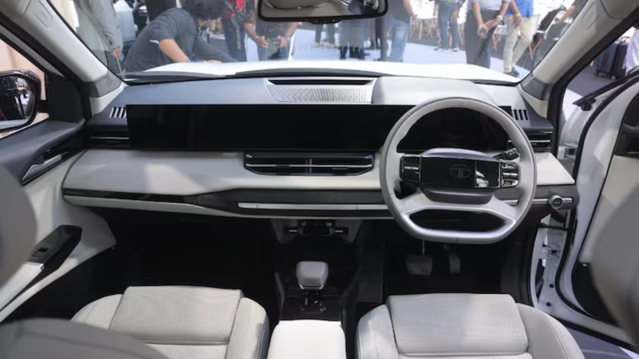 टाटा सिएरा ने इंडोर के NATRAX पर 222 किलोमीटर प्रति घंटे की टॉप स्पीड से सभी को हैरान कर दिया है।