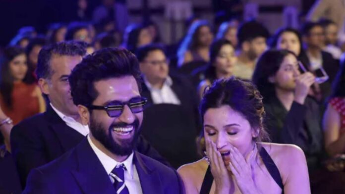 Vicky Kaushal ने OTT Awards में Alia को दिखाया phone स्क्रीन, लोग कर रहे अनुमान और सस्पेंस