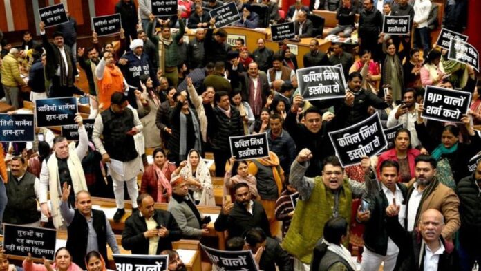 महिला पार्षदों पर टिप्पणी से भड़का विवाद, AAP का एमसीडी में भेड़-बकरियों के साथ प्रदर्शन